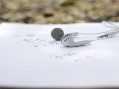 今日校园主编林知远在办公桌前逐条核对校园功能流程笔记，桌面散落标注荧光笔的打印资料，午后自然光斜照，专注而安静的编辑工作氛围